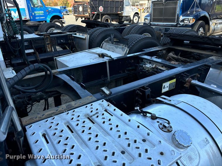 image for item EL8997 2014 Mack CXU613 semi truck