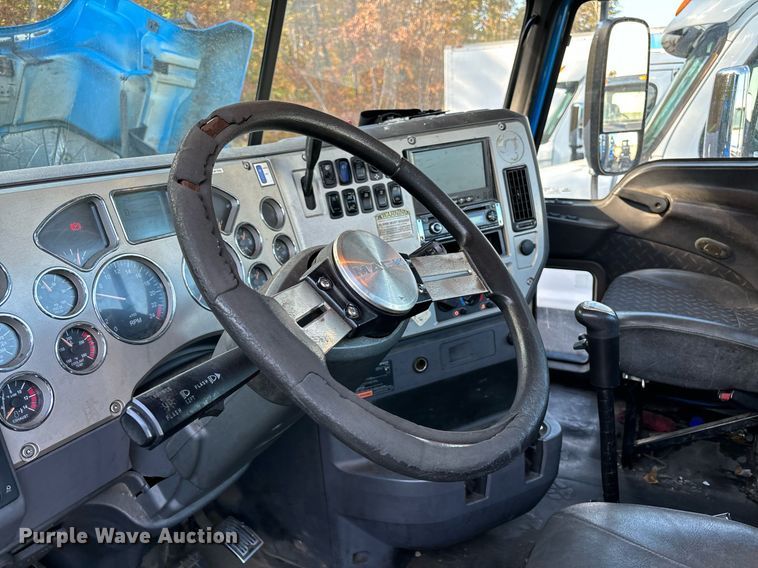 image for item EL8997 2014 Mack CXU613 semi truck