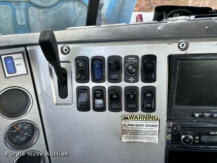 image for item EL8997 2014 Mack CXU613 semi truck