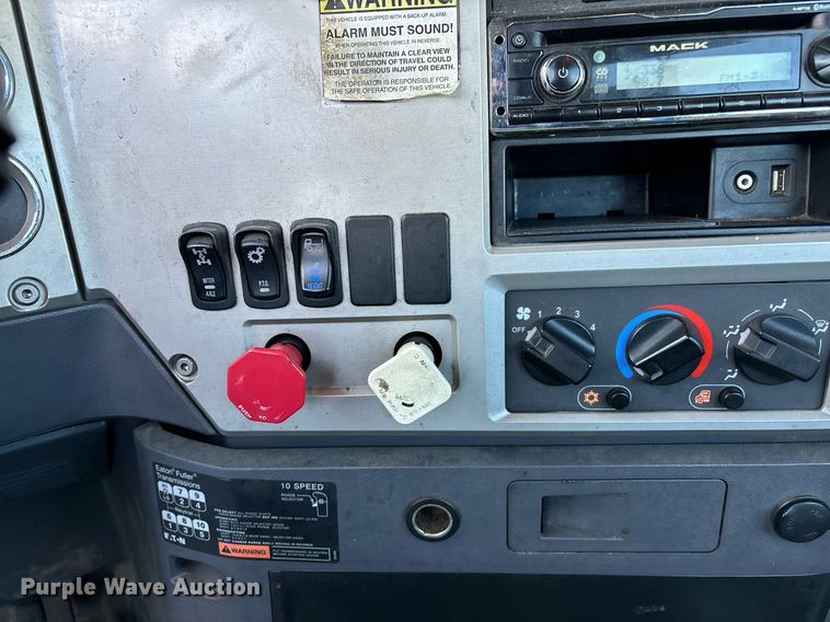 image for item EL8997 2014 Mack CXU613 semi truck
