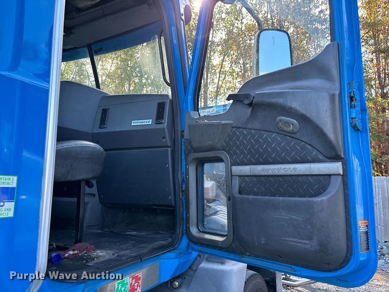 image for item EL8997 2014 Mack CXU613 semi truck