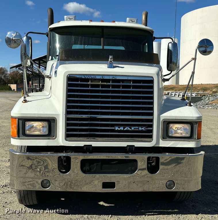 image for item EL8998 2008 Mack CHU613 semi truck