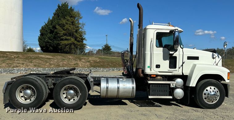 image for item EL8998 2008 Mack CHU613 semi truck