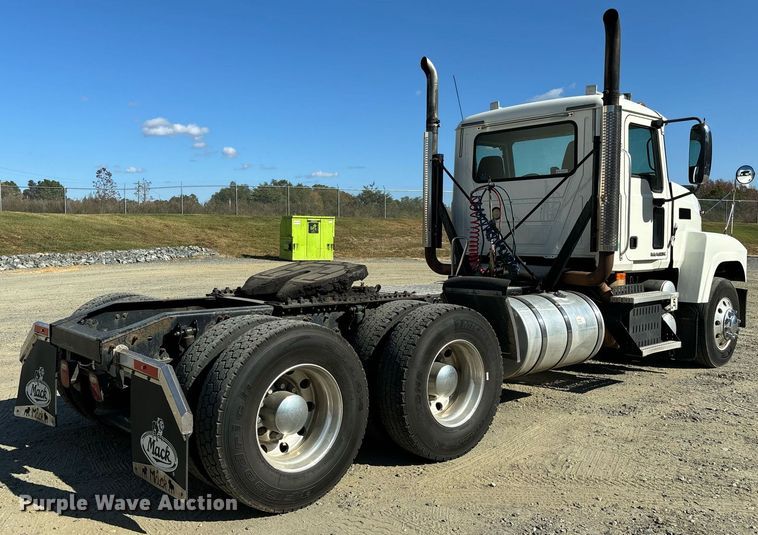 image for item EL8998 2008 Mack CHU613 semi truck