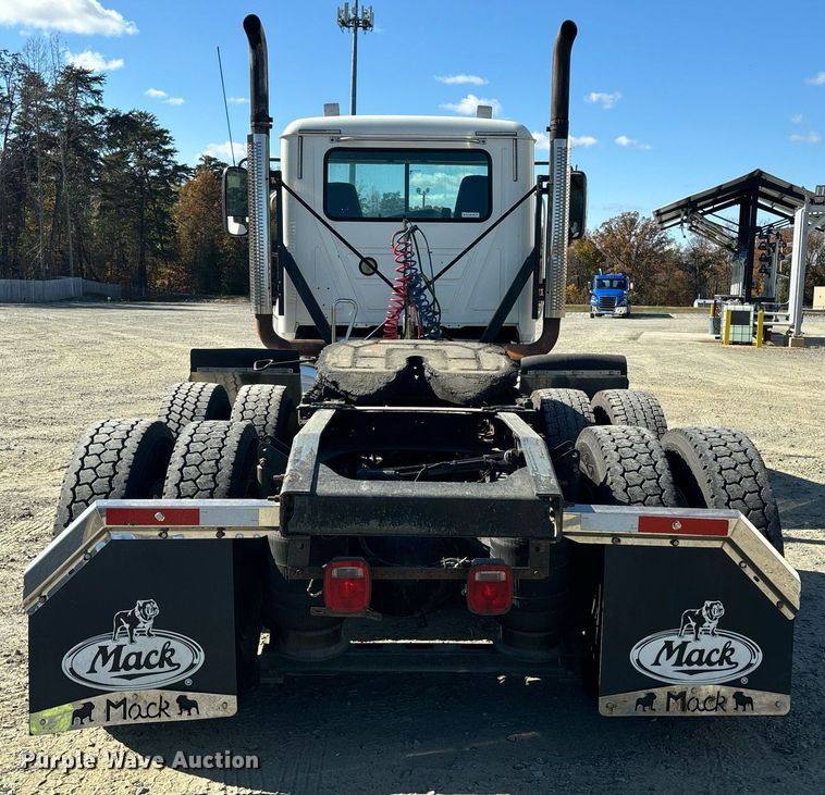 image for item EL8998 2008 Mack CHU613 semi truck