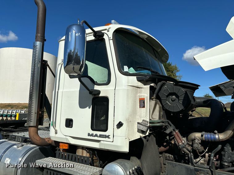 image for item EL8998 2008 Mack CHU613 semi truck