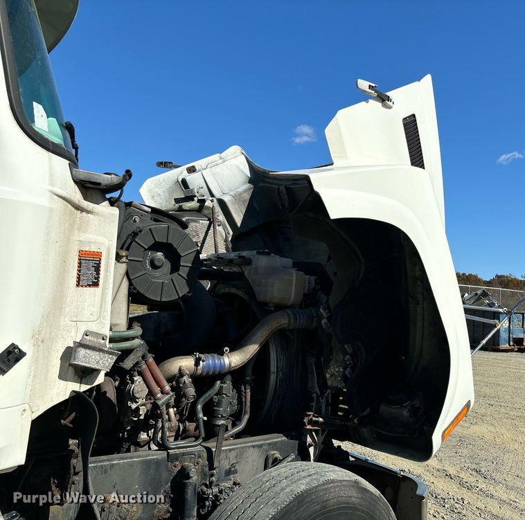 image for item EL8998 2008 Mack CHU613 semi truck