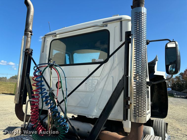 image for item EL8998 2008 Mack CHU613 semi truck