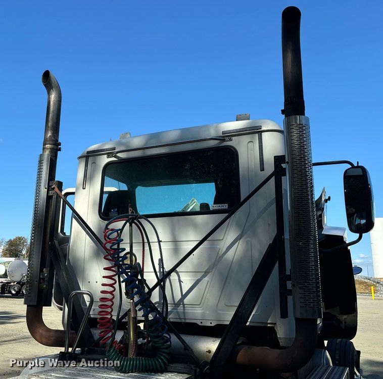 image for item EL8998 2008 Mack CHU613 semi truck