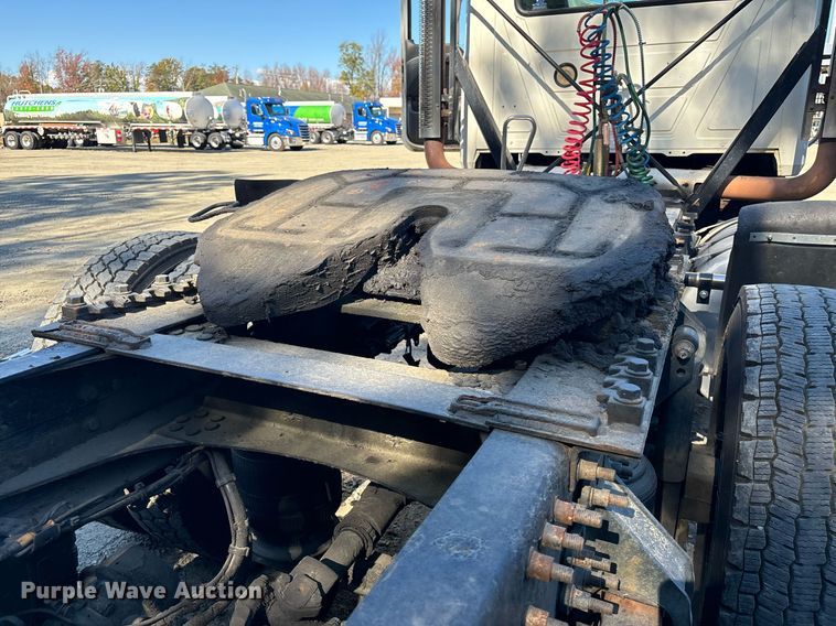 image for item EL8998 2008 Mack CHU613 semi truck