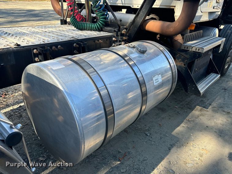 image for item EL8998 2008 Mack CHU613 semi truck