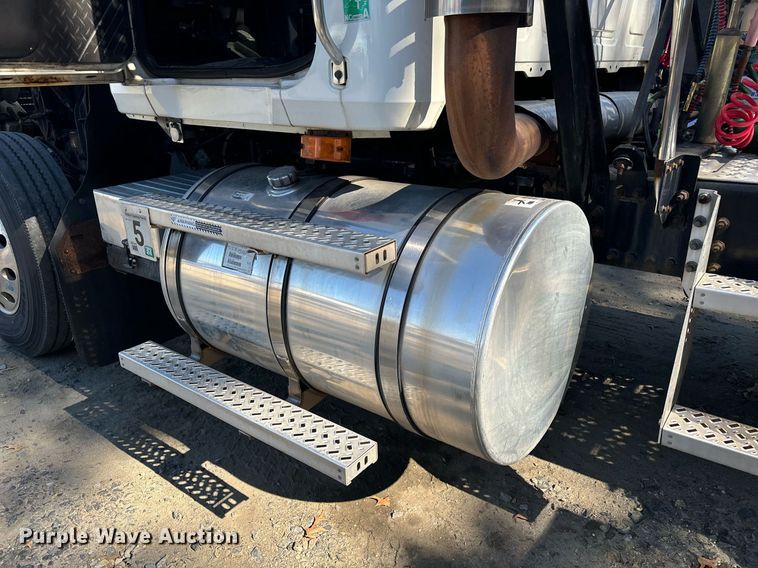 image for item EL8998 2008 Mack CHU613 semi truck