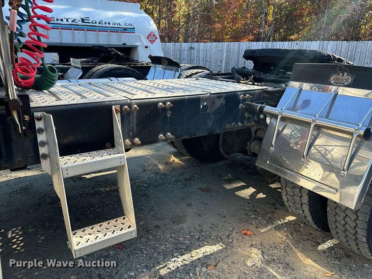 image for item EL8998 2008 Mack CHU613 semi truck