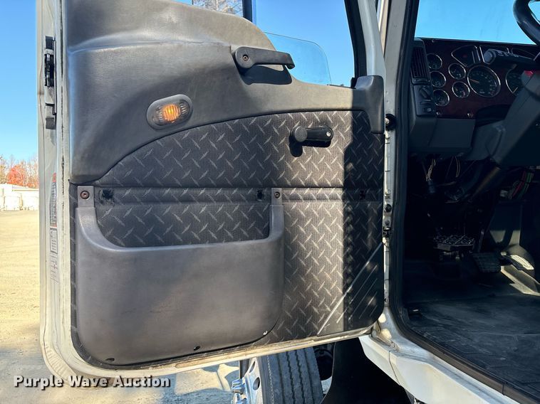 image for item EL8998 2008 Mack CHU613 semi truck