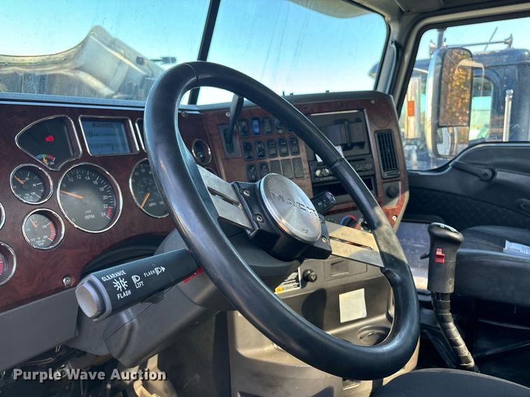 image for item EL8998 2008 Mack CHU613 semi truck