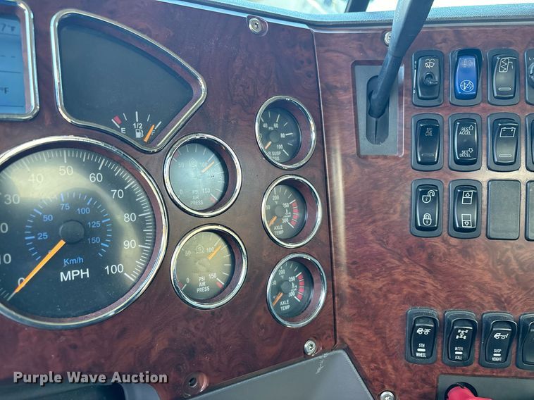 image for item EL8998 2008 Mack CHU613 semi truck