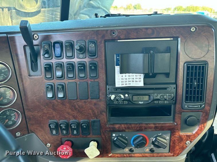 image for item EL8998 2008 Mack CHU613 semi truck