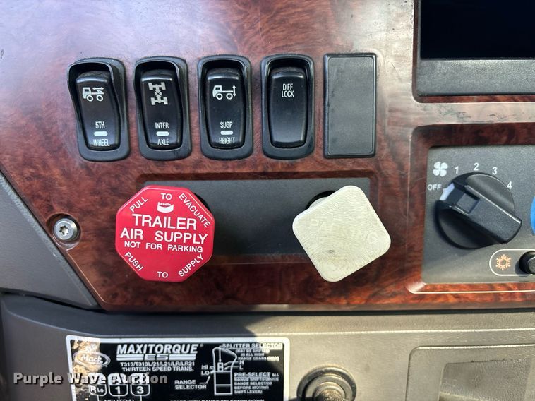 image for item EL8998 2008 Mack CHU613 semi truck