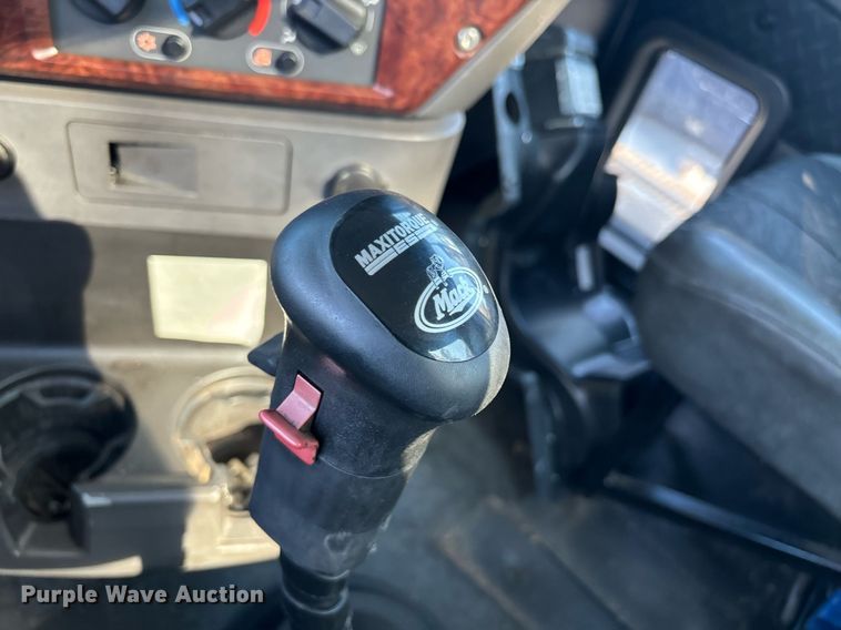 image for item EL8998 2008 Mack CHU613 semi truck