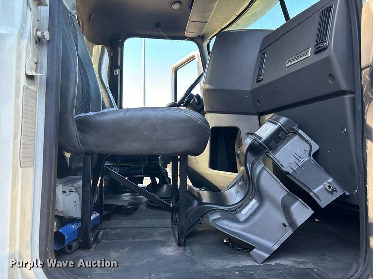 image for item EL8998 2008 Mack CHU613 semi truck