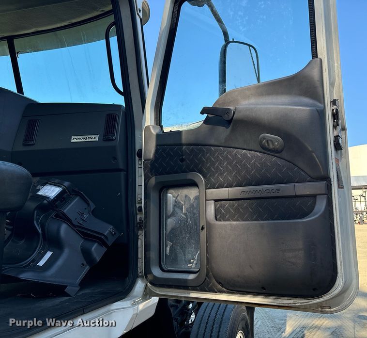 image for item EL8998 2008 Mack CHU613 semi truck