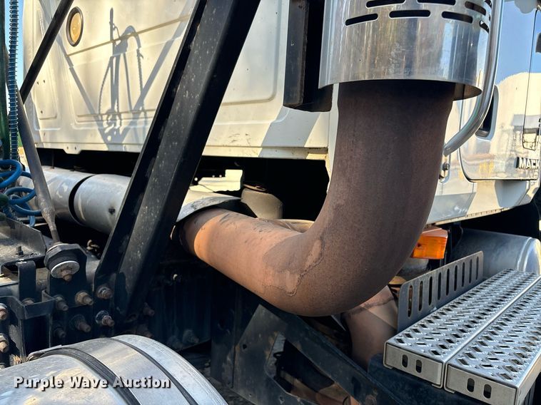 image for item EL8998 2008 Mack CHU613 semi truck