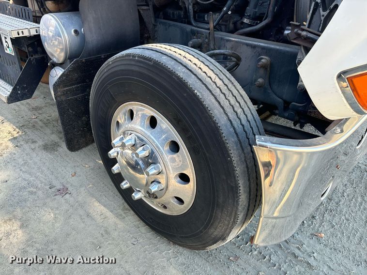 image for item EL8998 2008 Mack CHU613 semi truck