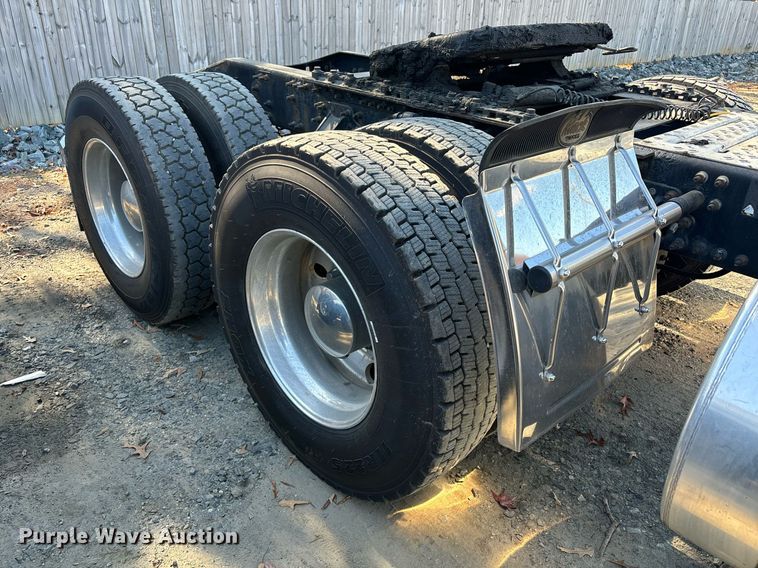 image for item EL8998 2008 Mack CHU613 semi truck