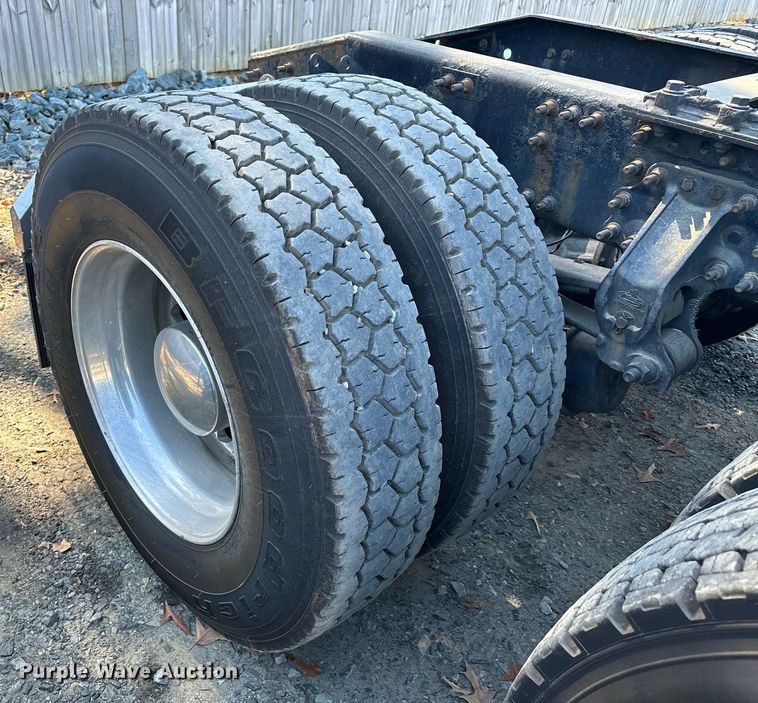 image for item EL8998 2008 Mack CHU613 semi truck