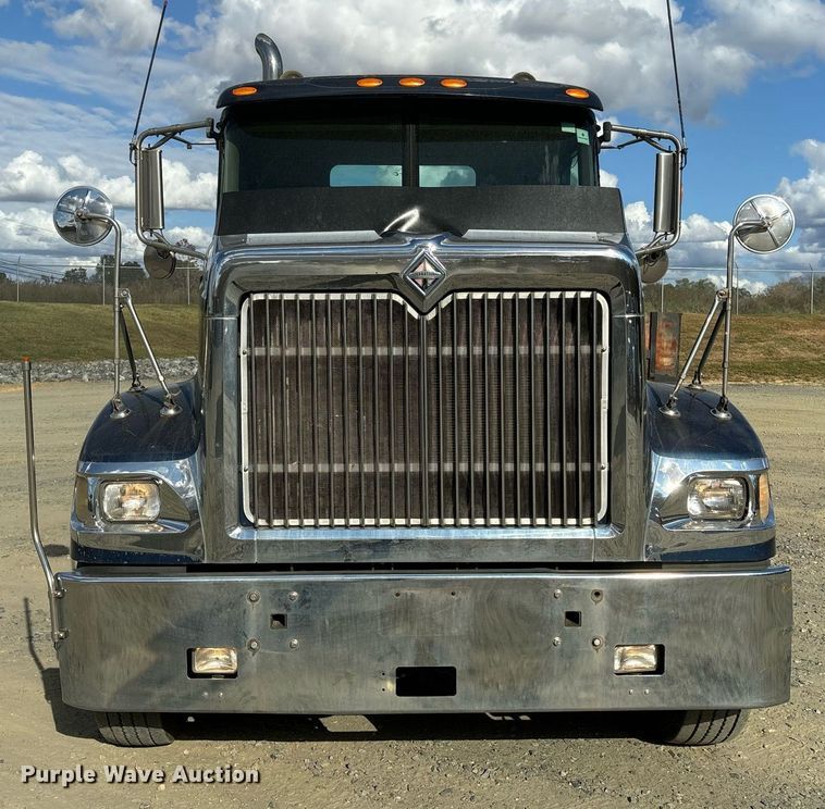 image for item EL8999 2005 International 9900i semi truck