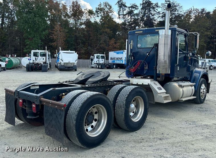 image for item EL8999 2005 International 9900i semi truck