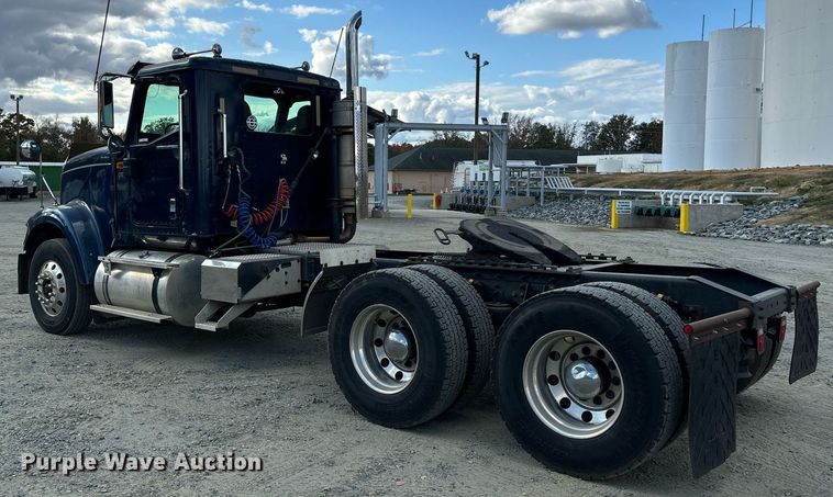 image for item EL8999 2005 International 9900i semi truck
