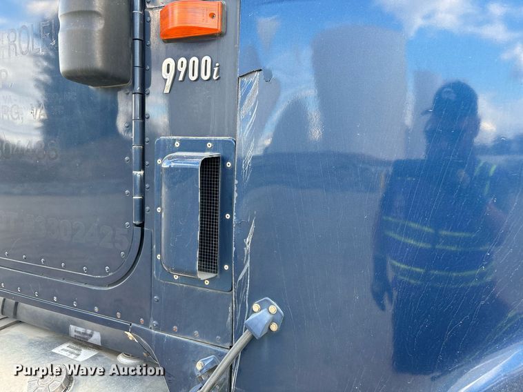 image for item EL8999 2005 International 9900i semi truck