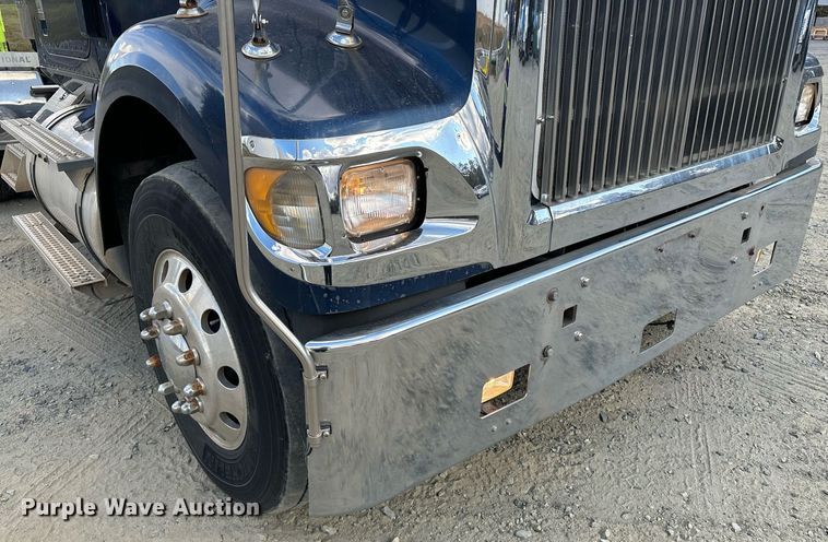 image for item EL8999 2005 International 9900i semi truck