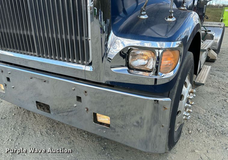 image for item EL8999 2005 International 9900i semi truck