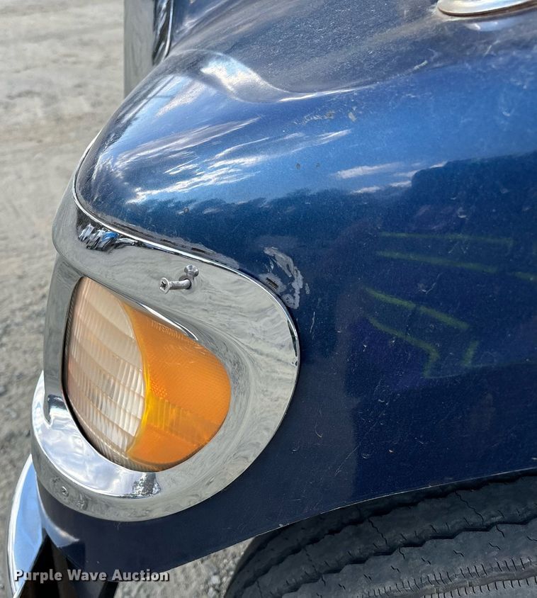 image for item EL8999 2005 International 9900i semi truck