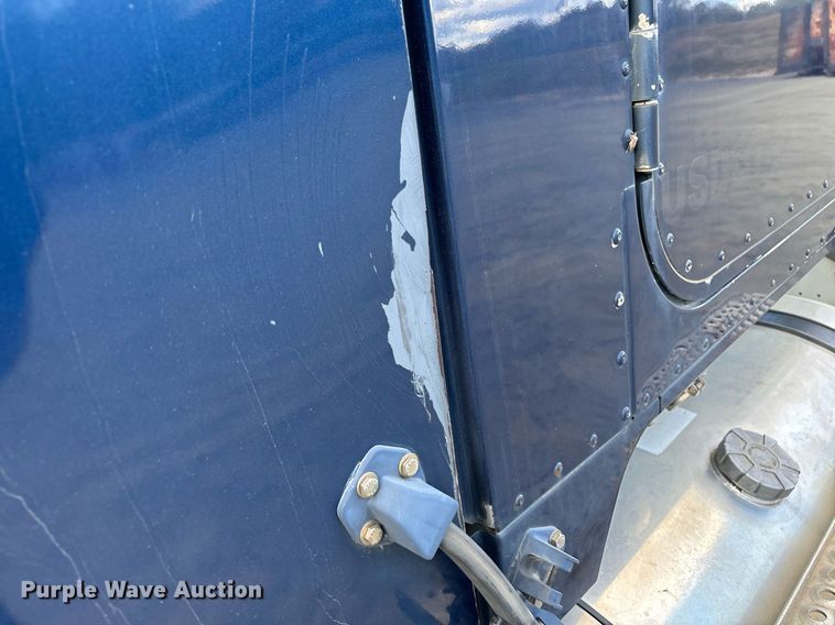 image for item EL8999 2005 International 9900i semi truck