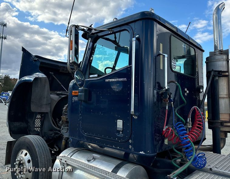 image for item EL8999 2005 International 9900i semi truck