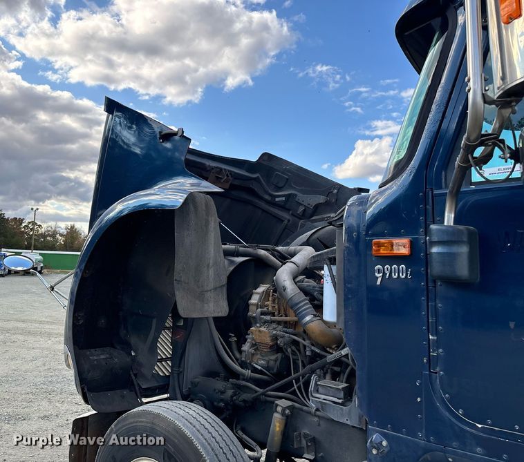 image for item EL8999 2005 International 9900i semi truck