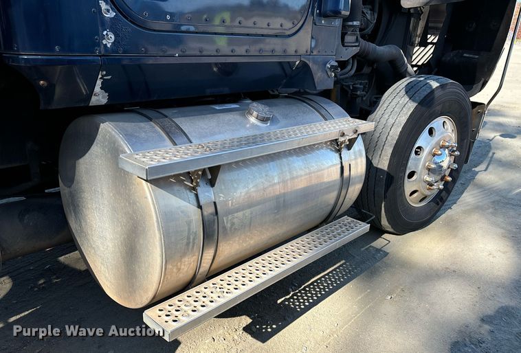 image for item EL8999 2005 International 9900i semi truck