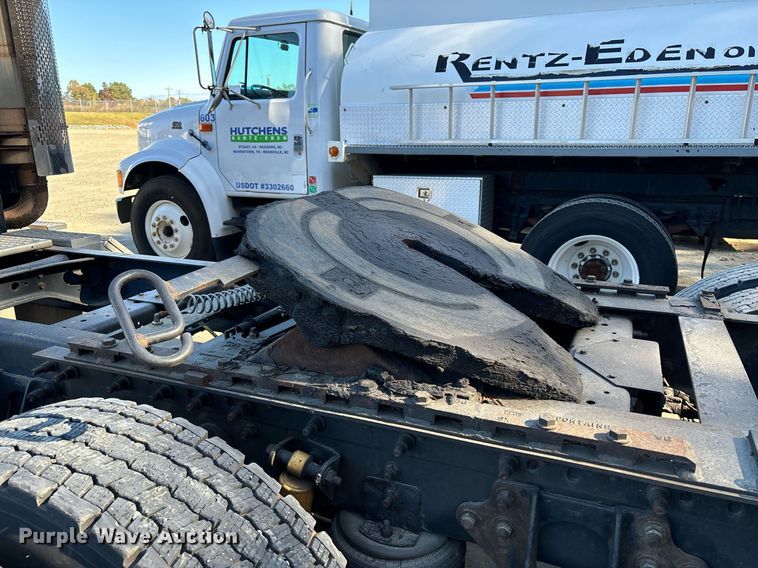 image for item EL8999 2005 International 9900i semi truck