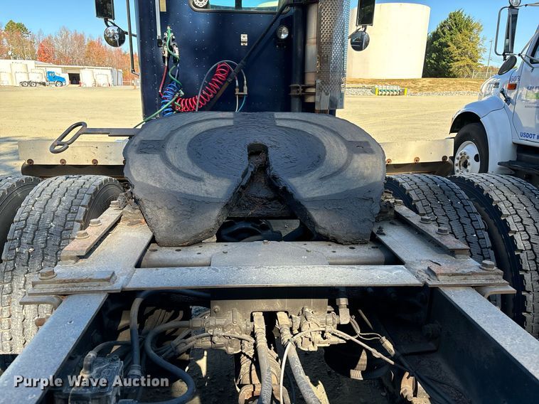 image for item EL8999 2005 International 9900i semi truck