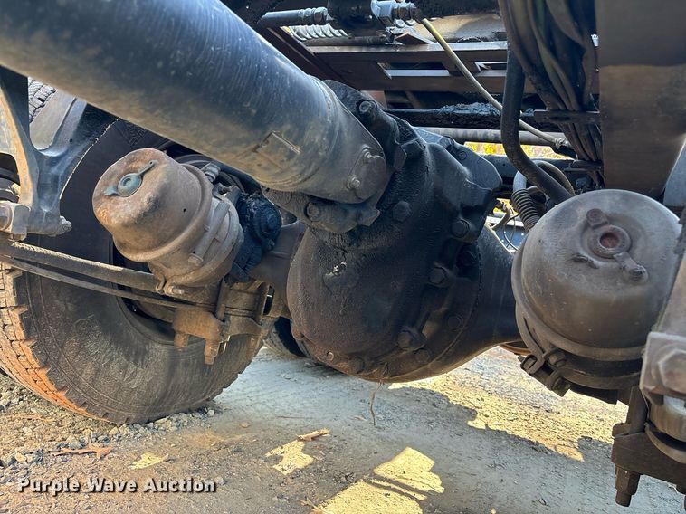 image for item EL8999 2005 International 9900i semi truck