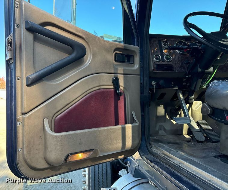 image for item EL8999 2005 International 9900i semi truck