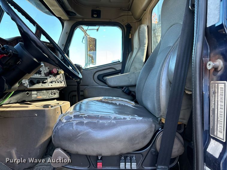 image for item EL8999 2005 International 9900i semi truck