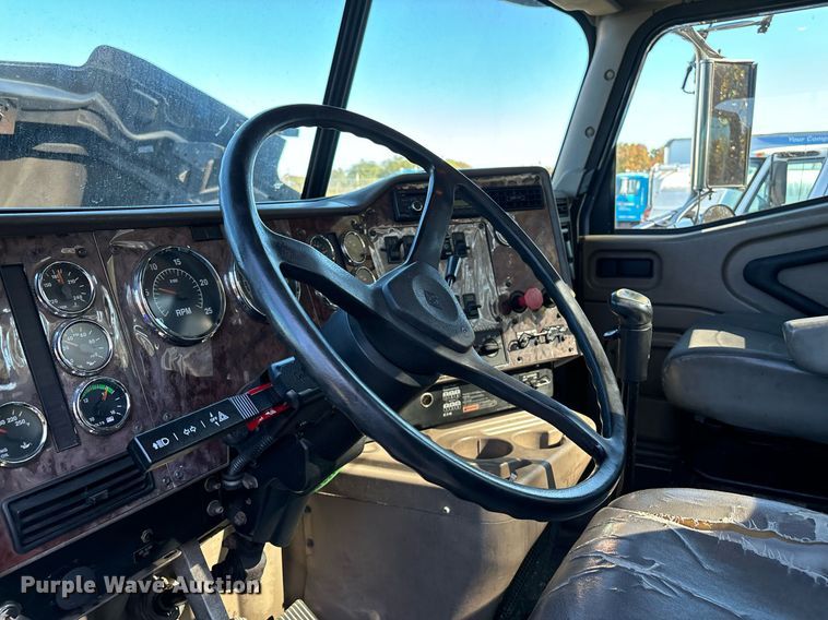 image for item EL8999 2005 International 9900i semi truck