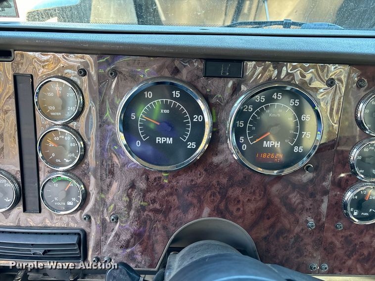 image for item EL8999 2005 International 9900i semi truck