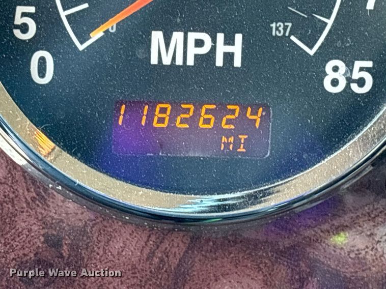 image for item EL8999 2005 International 9900i semi truck