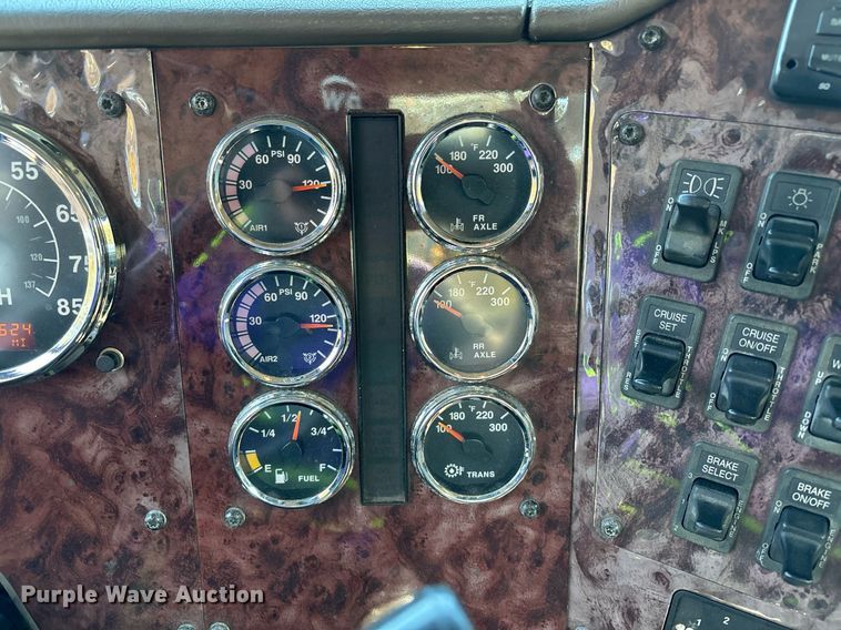 image for item EL8999 2005 International 9900i semi truck