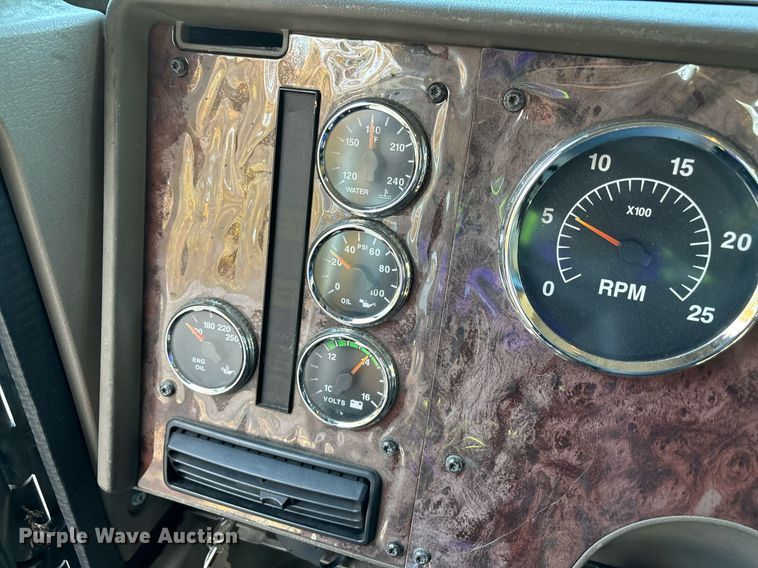 image for item EL8999 2005 International 9900i semi truck